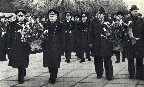 Возложение цветов к обелиску Славы на Сапун-горе 23.02.1978. На переднем плане Н.И. Ховрин и П.Н. Медведев | Ховрин Н. И., Медведев П. Н. | Русская портретная галерея Возложение цветов к обелиску Славы на Сапун-горе 23.02.1978. На переднем плане Н.И. Ховрин и П.Н. Медведев | Ховрин Н. И., Медведев П. Н. | Русская портретная галерея
